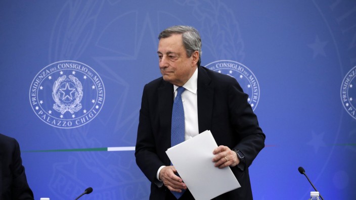 Regierungskrise in Italien: Regierungskrise ohne absehbare Lösung: Italiens Premier Draghi hat seinen Rücktritt angeboten, Präsident Mattarella lässt ihn nicht.