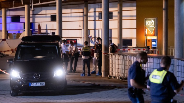 Oberbayern: Polizisten untersuchen den Tatort vor einer Spielhalle in Burghausen, wo ein 32-Jähriger erschossen wurde.