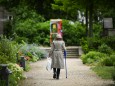 Gestelltes Symbolfoto Altersarmut Seniorin Flaschensammeln Park *** Symbol photo posed old age p