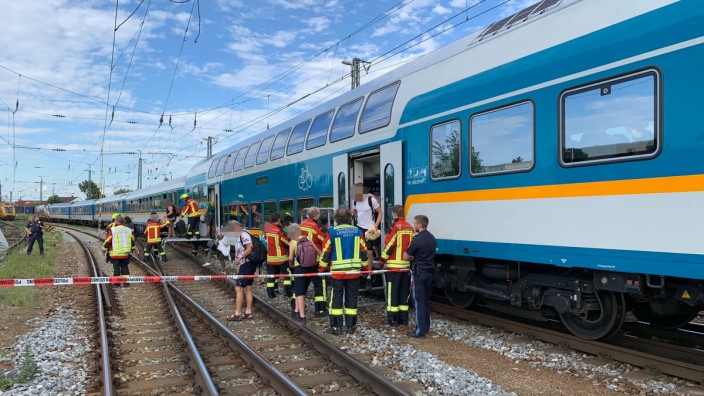 Landshut: Fahrgäste verlassen einen liegengebliebenen Regionalzug beim Landshuter Hauptbahnhof. Dort hat ein Oberleitungsschaden den Zugverkehr weitgehend zum Erliegen gebracht.