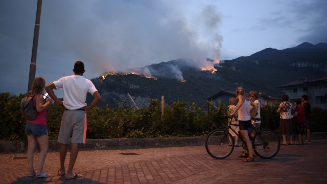 Hitzewelle in Europa: Ein Waldbrand am 11. Juli bei Nago nahe dem Gardasee.
