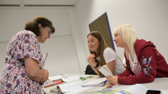 Deutschkurse: Gruppenarbeiten sollen den Kursteilnehmerinnen helfen, Deutsch zu üben.