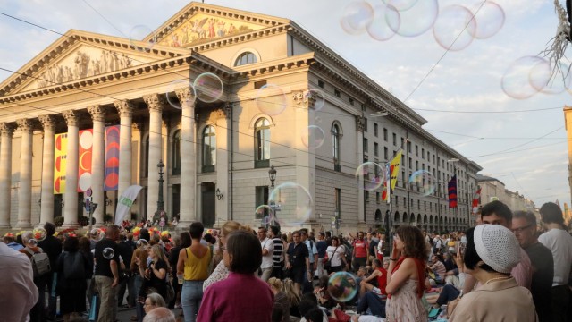 Open-Air: Seit 25 Jahren lockt "Oper für alle" tausende Münchnerinnen und Münchner auf den Max-Joseph- und den Marstallplatz, wie hier 2019 zur Übertragung von Strauss' "Salome".