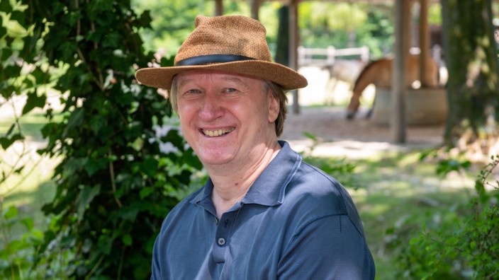 Schriftsteller Stefan Schomann: Stefan Schomann im Tierpark Hellabrunn, vor den Wildpferden.