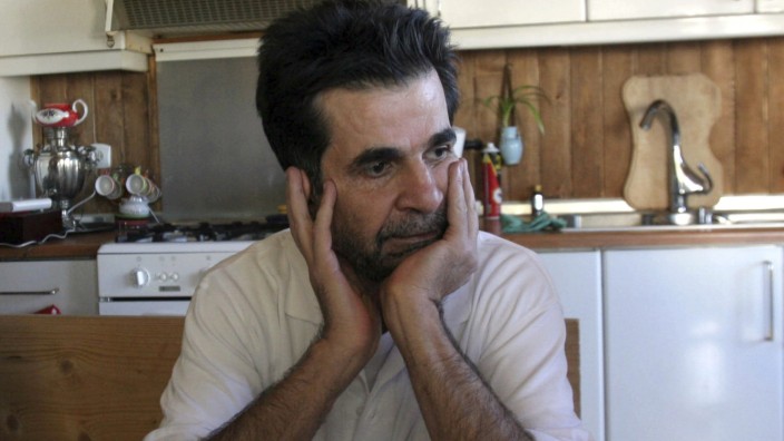 Regimekritiker in Iran: Gezeichnet von einer früheren Haftstrafe: Jafar Panahi, gerade aus dem Gefängnis entlassen, im Mai 2010.