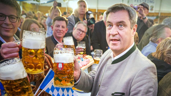 Corona-Politik: Zurück im Wohnzimmer der CSU: Bayerns Ministerpräsident Markus Söder trinkt im Mai 2022 im Truderinger Bierzelt eine Mass. Der Weg zurück zur Lebensfreude war lang und voller Windungen.
