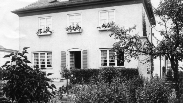 Staatsoper in der NS-Zeit: Heute steht am Pasinger Presselweg 1, wo sich einst die Villa der Sternecks befand, ein Mehrfamilienhaus. Das Sängerpaar, nach dem Berufsverbot ohne Einkommen, hatte sein Heim 1938 - unter Marktpreis - verkaufen müssen.