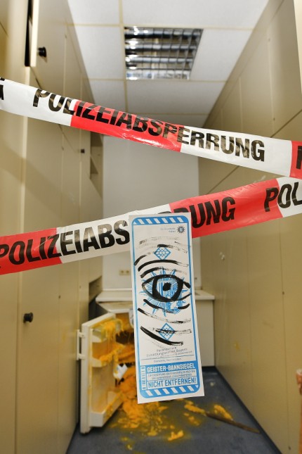 "Kunst fährt auf Sicht": "Geister-Bannsiegel, nicht entfernen" steht auf einer Polizeiabsperrung zu einem besonderen Tatort: ein verschmutzter Kühlschrank