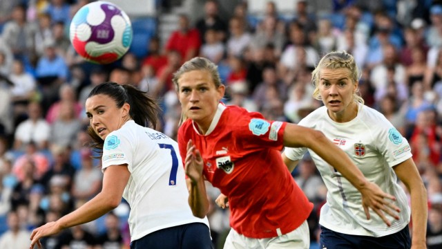 Österreich bei der EM: Gefordert gegen Norwegen: Carina Wenninger (Mitte) bekam es gegen Norwegen mit Top-Spielerinnen wie Ingrid Engen (links) vom FC Barcelona und Ada Hegerberg von Champions-League-Sieger Olympique Lyon zu tun.