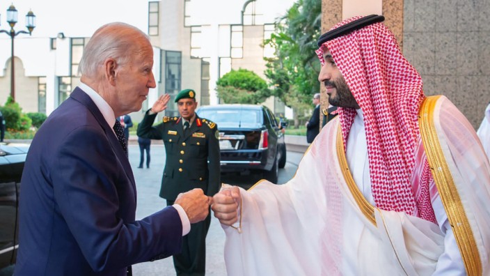 Saudi-Arabien und die USA: Faustgruß statt Handschlag: Mohammed bin Salman (r), Kronprinz von Saudi-Arabien, und US-Präsident Joe Biden beim Treffen in Dschidda.