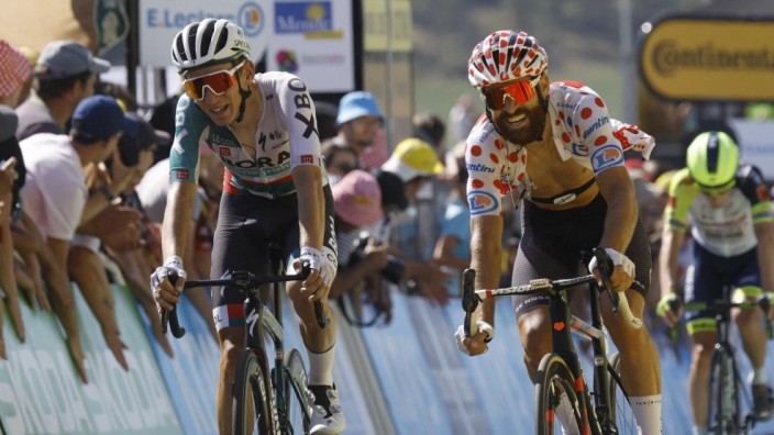 14. Etappe der Tour de France: Unterschiedliche Gefühlslagen: Lennard Kämna (links) äußerte sich im Ziel der 14. Etappe der Tour der France frustriert. Sein Landsmann Simon Geschke führt weiter die Bergwertungen an und bleibt im gepunkteten Trikot.