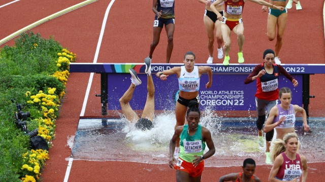 World Athletics Championships: Lea Meyer gets stuck on the obstacle and falls into the moat.