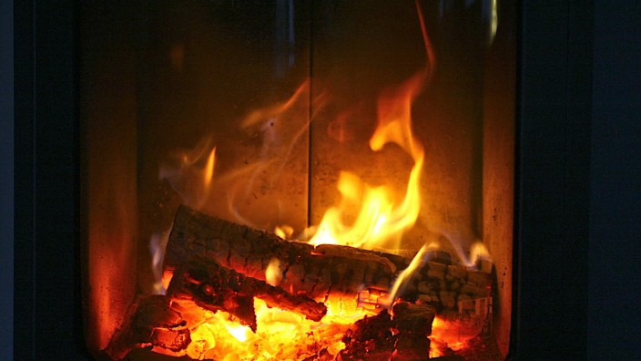 Energiekrise: Damit Gas gespart werden kann, dürfen in Häusern mit Gasheizung schon stillgelegte Holzöfen wieder in Betrieb genommen werden.