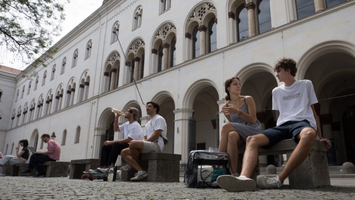 Hochschulen: Das Sommersemester fand an Hochschulen wie der Ludwig-Maximilians-Universität überwiegend in Präsenz statt. Jetzt stehen die Klausuren an, doch nicht nur wegen Corona fühlen sich viele Studierende unsicher.