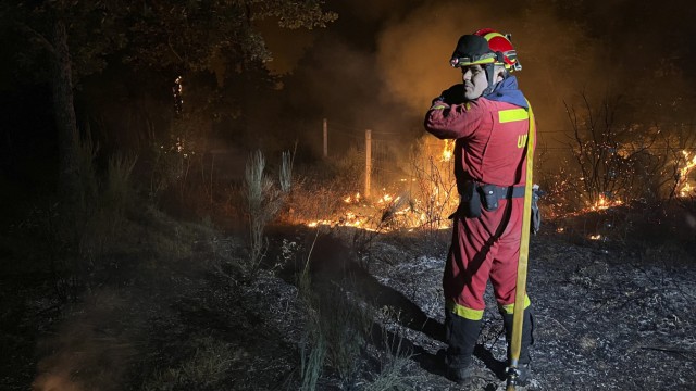Waldbrände: Spanien: ein Feuerwehrmann in der Region Monsagro.