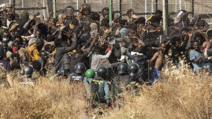 Die Lehren des Ukraine-Krieges: Migranten kommen auf spanischem Boden an, nachdem sie die Zäune zwischen Marokko und der spanischen Enklave Melilla überwunden haben. Die EU, schreibt Gesine Schwan, müsse begreifen, dass sie mit ihrer Flüchtlingspolitik jeden Tag Völkerrecht bricht.