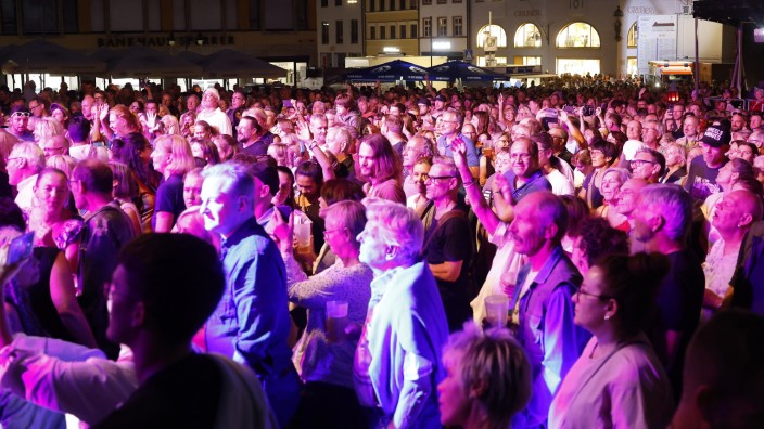 All Star Rock Klassiker: Der Marienplatz war voller Leute. Das Rock-Klassiker-Konzert ist in mehr als drei Jahrzehnten zu einer festen Größe in Freising geworden.