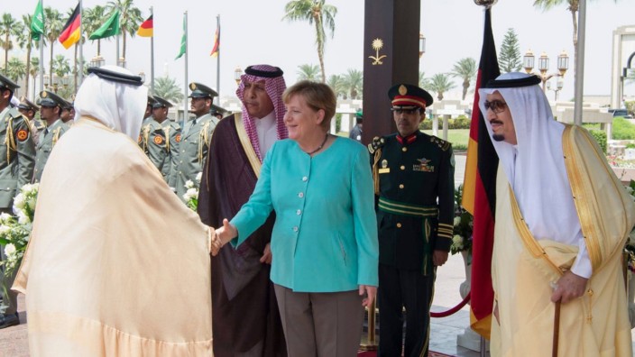 Deutsche Bank: Angela Merkel 2017 beim Besuch in Saudi-Arabien gemeinsam mit König Salman (re.). Nicht im Bild: Marcus Schenck - der damalige Deutschbanker war nicht Teil der Delegation.