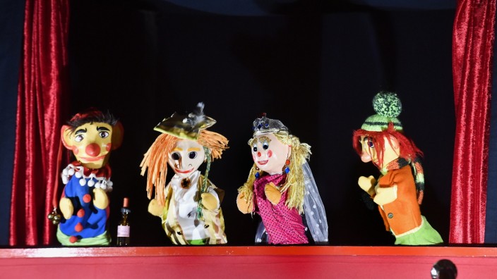 Humorfestival Bernried: "Kasperl und der schöne Prinz'" hat das "Kasperl Spuikastl" aus München in Bernried auf die Bühne des Sommerkellers gebracht ( v.li. Kasperl, Prinz, Prinzessin und Sepp).