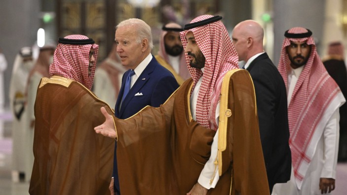 US-Besuch in Saudi-Arabien: Joe Biden unter Freunden - oder doch nicht? Der US-Präsident während seiner Reise nach Saudi-Arabien unter anderem mit Kronprinz Mohammed bin Salman (Mitte).