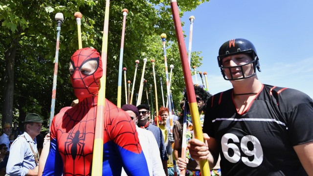 Brauchtum in Bayern: So manch einer verkleidet sich für die Teilnahme - zum Beispiel als Spiderman.