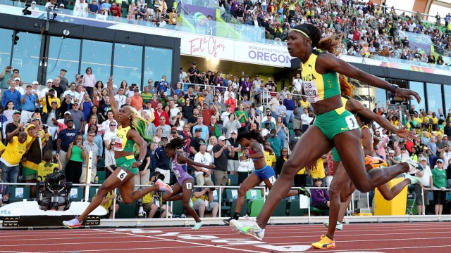 Leichtathletik-WM: Shelly-Ann Fraser-Pryce (links) überquert die Ziellinie vor ihren Landsfrauen Shericka Jackson (Bahn vier) und Elaine Thompson-Herah.