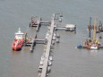 In Wilhelmshaven wird an einem schwimmenden Terminal  für Schiffe mit Flüssiggas gearbeitet.
