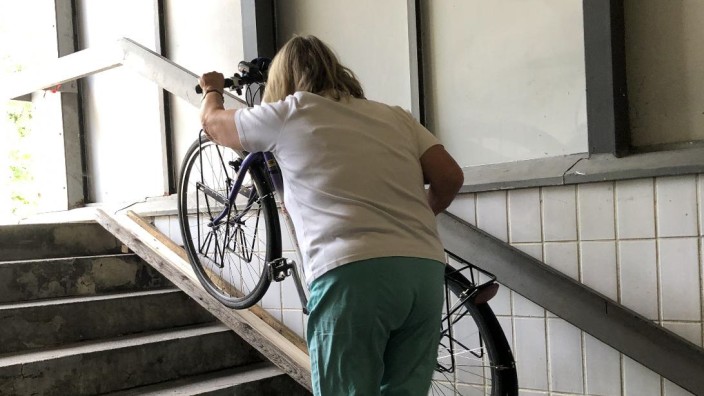 Nahverkehr: Zwei Aubinger haben am Bahnhof eine Rampe gebaut, auf der man etwa Fahrräder hinauf schieben kann.