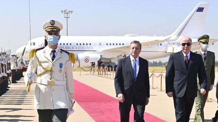 Italiens Regierungskrise: Der italienische Ministerpräsident Mario Draghi wird in Algier von Algeriens Präsident Abdelmadjid Tebboune empfangen.