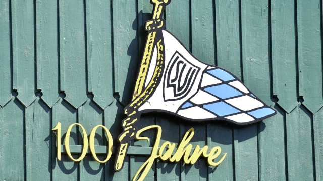 Vereinsjubiläum: Das Wappen darf sich jetzt mit dem 100-Jahre-Schriftzug schmücken.