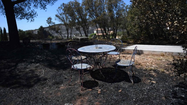 Hitzewelle in Europa: Nach dem Feuer: Ein Tisch und Stühle südlich von Avignon und was nach dem Feuer davon übrig geblieben ist.