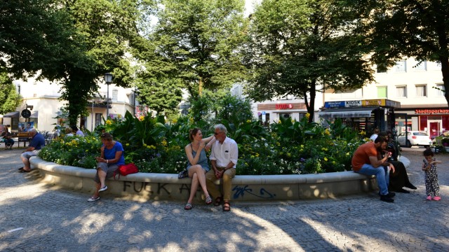 Hitze: Beliebter Aufenthaltsort unter Bäumen: der Pariser Platz in Haidhausen.