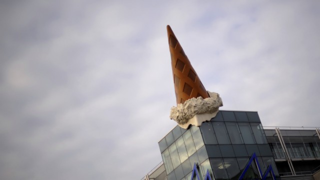 Popart-Künstler Claes Oldenburg: Überdimensional: Oldenburgs "Dropped Cone" in Köln ist 10 Meter hoch und drei Tonnen schwer.