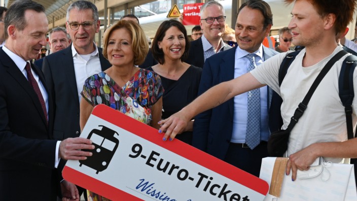 Bus und Bahn: Ein Umweltaktivist überreicht Bundesverkehrsminister Volker Wissing in Anwesenheit der rheinland-pfälzischen Ministerpräsidentin Malu Dreyer ein überdimensionales Neun-Euro-Ticket.