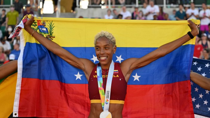 Dreispringerin Yulimar Rojas: Yulimar Rojas präsentiert nach ihrem Weltmeistertitel, dem dritten insgesamt, die Flagge Venezuelas.
