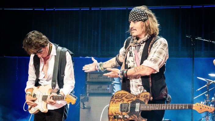 "18" von Jeff Beck und Johnny Depp: Spirituelle Befruchtung? Jeff Beck und Johnny Depp bei einem Konzert in der Londoner Royal Albert Hall.