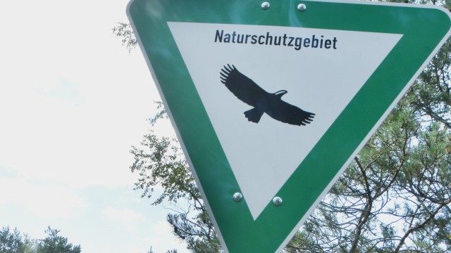 Klimawandel: Schilder weisen auf das Naturschutzgebiet hin.