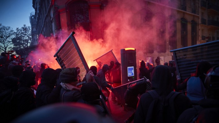 Veränderter Widerstandsbegriff: Widerstand oder Verachtung der eigenen Freiheit? Straßenkampf bei einer Demonstration in Paris.