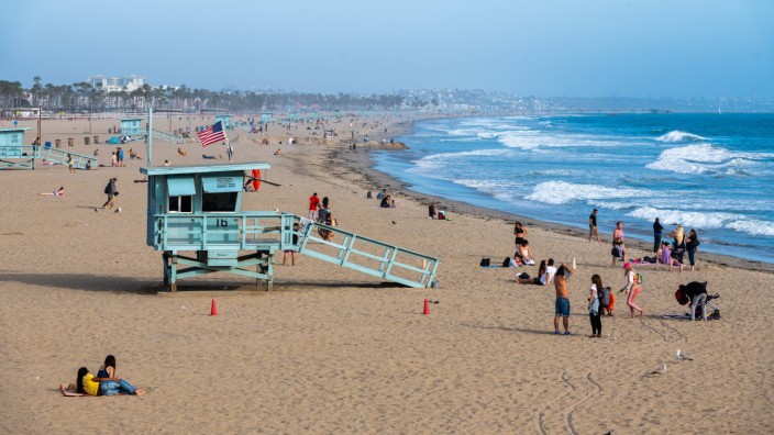 Krimikolumne: Man kennt die Laisser-faire-Welt der amerikanischen Westküste aus den Romanen von Raymond Chandler: Am Strand von Santa Monica in Los Angeles.