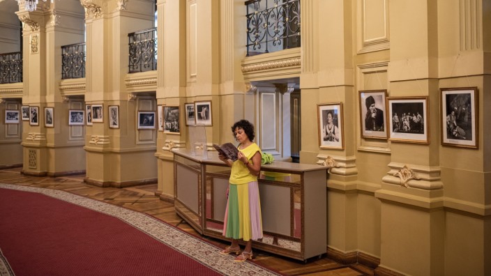 Oper in der Ukraine: Alte Pracht: Besucherin im Foyer der Nationaloper.