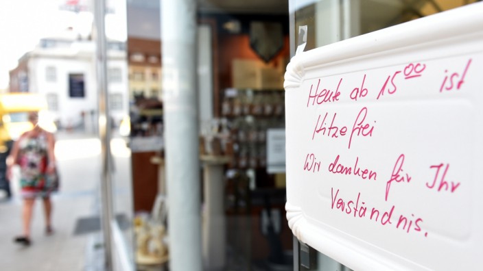 Ein Geschäft in Geilenkirchen kündigt Hitzefrei an