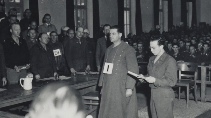 Dachau: Der ehemalige Dachauer KZ-Kommandant Martin Gottfried Weiß wird bei den Dachauer Prozessen zum Tode verurteilt.