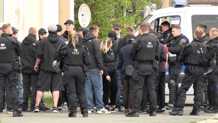 Innere Sicherheit: 1. Mai 2022: Im sächsischen Zwickau hat die Neonazi-Partei III Weg zur Demo gerufen, Polizisten aus mehreren Bundesländern sind im Einsatz.