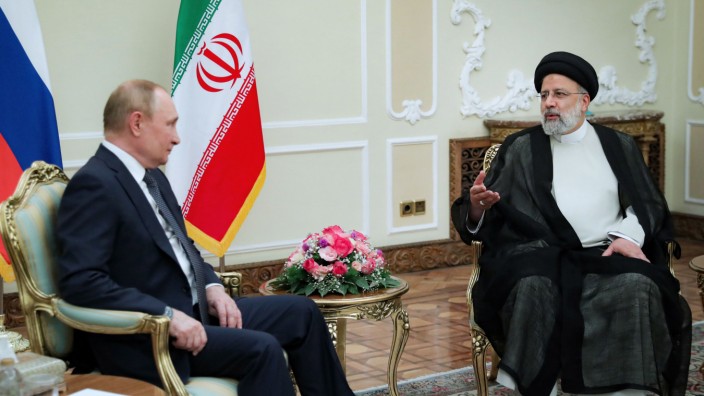 Treffen in Iran: Der russische Präsident Wladimir Putin (links) hält sich für Gespräche mit seinem iranischen Amtskollegen Ebrahim Raisi in Teheran auf. Auch der türkische Präsident ist in die Gespräche eingebunden.