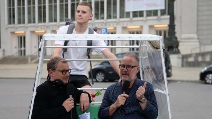 SZ-Podcast - München persönlich: "München persönlich": SZ-Ressortleiter René Hofmann startet mit Theaterintendant Andreas Beck (rechts) am Max-Joseph-Platz in der Fahrradrikscha auf eine Runde durch den Englischen Garten.