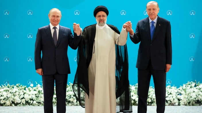 Gipfel von Teheran: Hänchen halten in Teheran: Wladimir Putin, Irans Präsident Ebrahim Raisi und der türkische Staatschef Recep Tayyip Erdoğan (v.li.)
