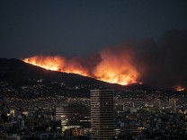 Liveblog zur Hitzewelle: Waldbrände erreichen Vororte von Athen