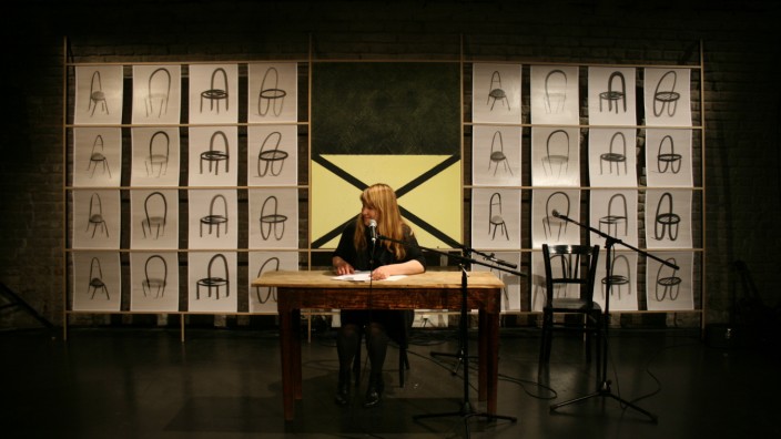 Literatur: Wie lässt sich ein lyrisches Ich am besten auf die Bühne bringen? Hier ein Bild aus dem Jahr 2014; Charlotte Warsen liest vor dem künstlerischen Hintergrund von Johannes Tassilo Walter.