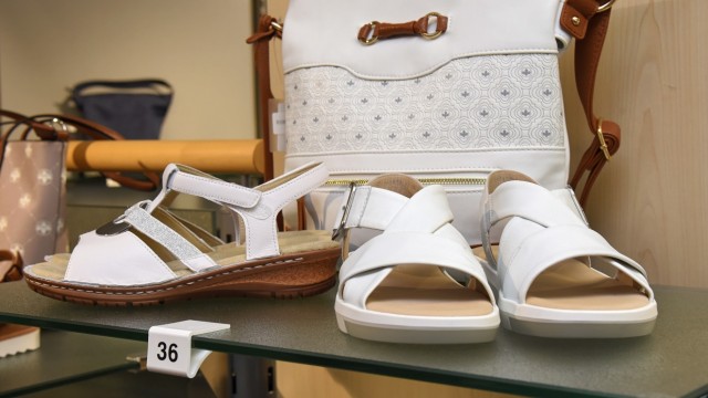 Maisach: Zu den ausgestellten Sandalen werden in diesem Sommer die passenden Accessoires angeboten.