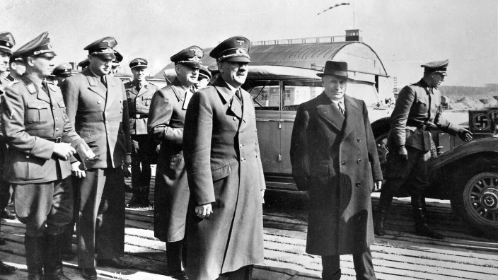 Russland: Hilft es, Putin als eine Art Nachfolger dieser beiden zu qualifizieren? Hitler und Mussolini, hier am 12. September 1943 auf dem Flugplatz des Führerhauptquartiers in Rastenburg, Ostpreußen.